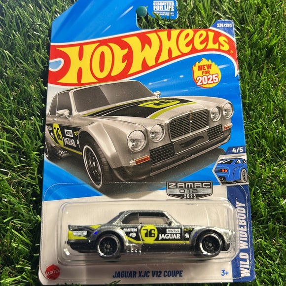 Hot Wheels Jaguar XJC V12 Coupé (HYW54) Scala 1:64 - Bianco Racing Con Grafiche Bilstein & Motul - Serie Wild Widebody 2025 - 3